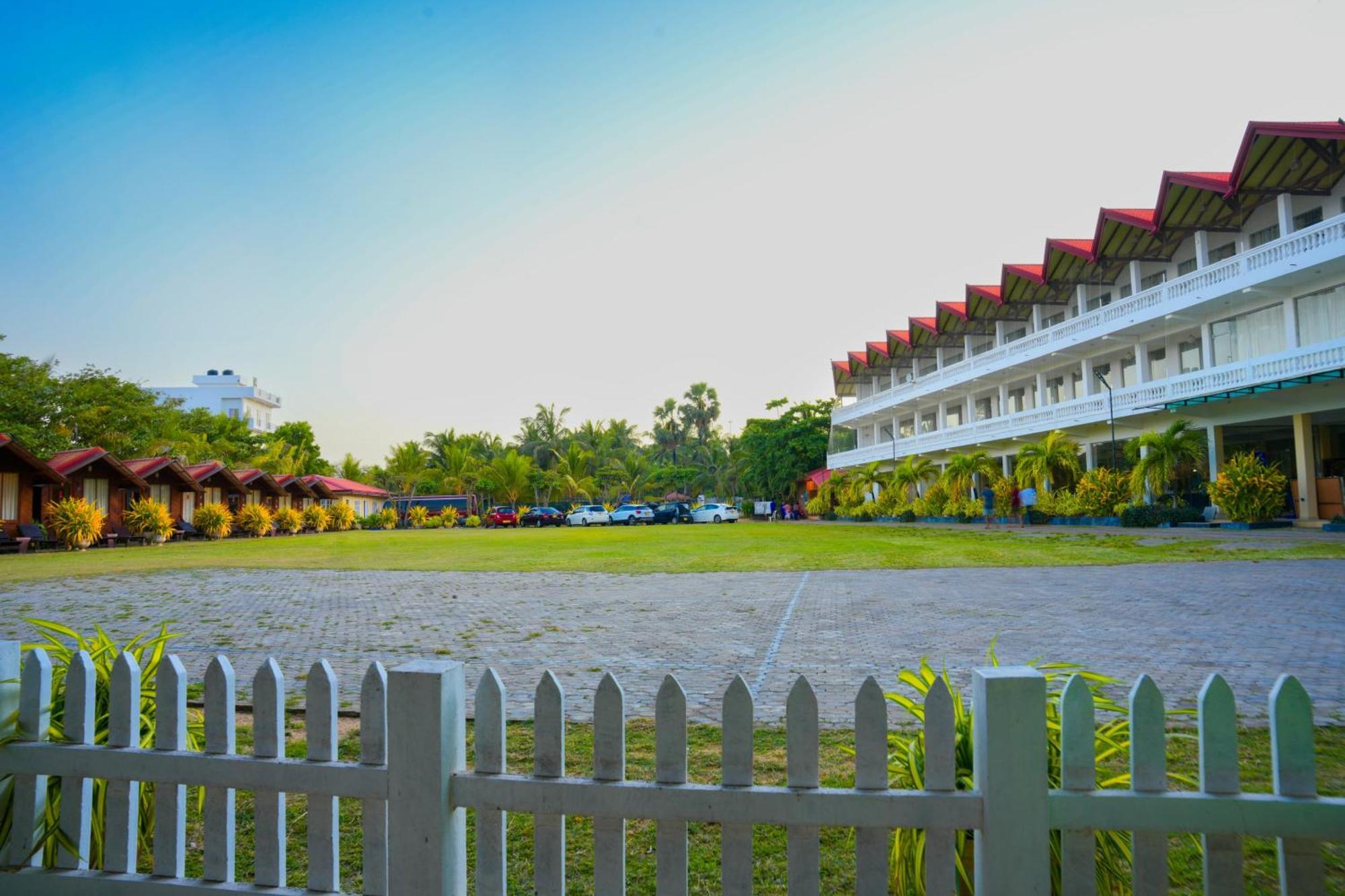 Jkab Beach Resort Trincomalee Dış mekan fotoğraf